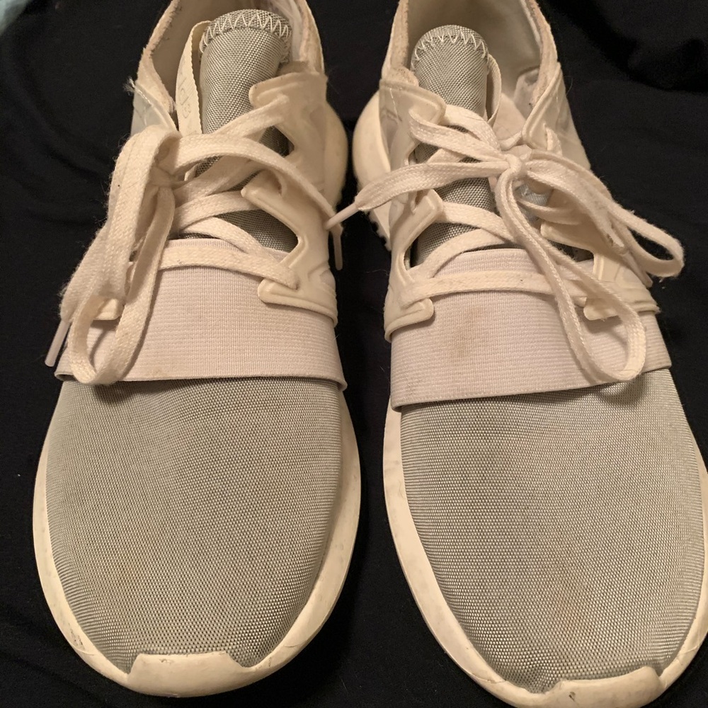 Adidas ivory tennis shoes